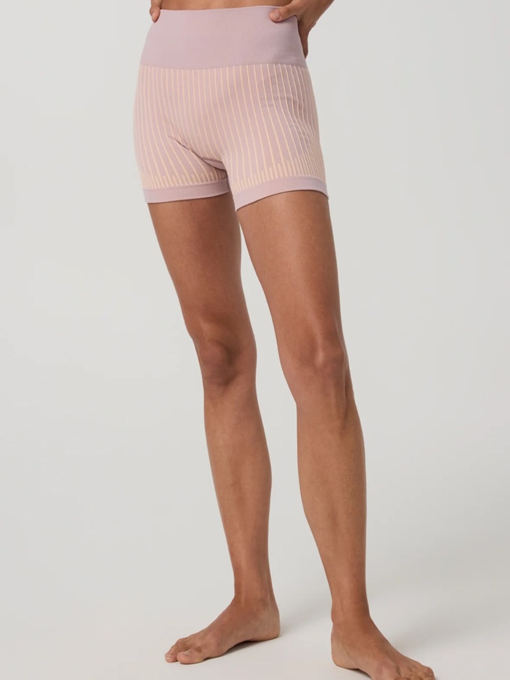 NWT Vuori Bi-Color Seamless Bike Short 4”
Light Peach/Desert Mauve XS